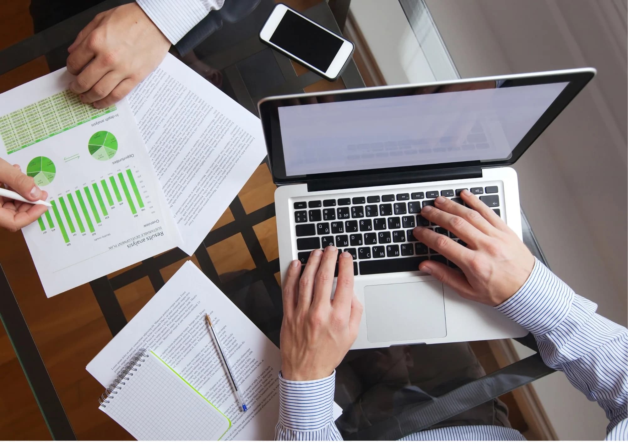 Team arbeitet an Prozessautomatisierung am Laptop